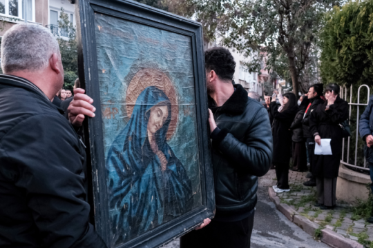 Πάσχα: Εντυπωσιακά έθιμα σε Δωδεκάνησα και Κυκλάδες - Τα φωτισμένα Καλάμια, το Μπάτουδο και η Παναγιά Σκιαδενή